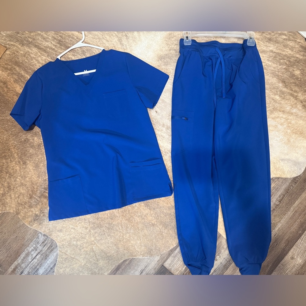 Scrub set